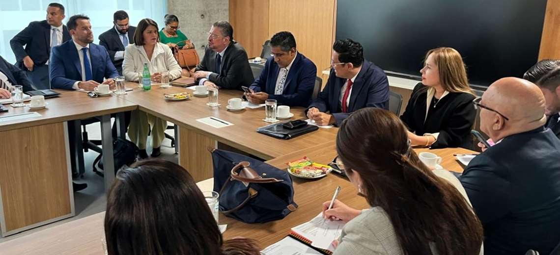 Rodrigo Chaves reaparece en pasillos del Congreso para primera reunión como ministro