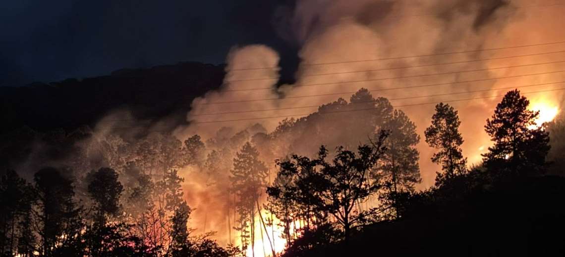 Bomberos combaten quema de charral extensa en Desamparados