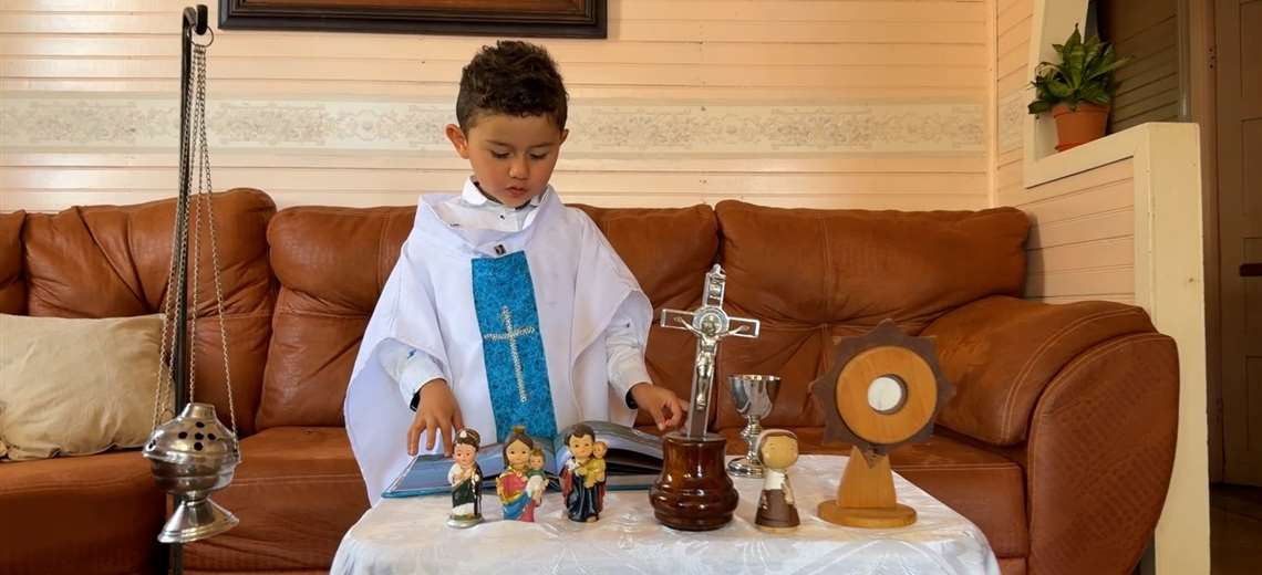 El Padre Alonso tiene 6 años, vive en Aserrí y celebra misa todos los días desde que aprendió a caminar