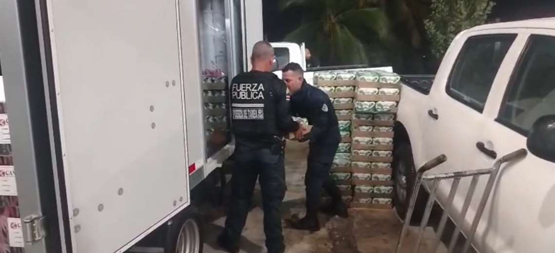 Chofer ofreció ₡80 mil a oficiales para pasar carga de licor ilegal de ₡10 millones