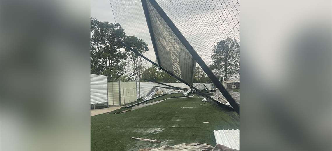 Fuertes vientos ocasionan daños en el estadio de Puente Piedra en Grecia