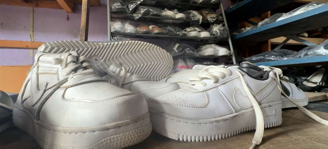 Don Rudy no tuvo zapatos hasta los 6 años; hoy lleva cuatro décadas fabricándolos en Aserrí