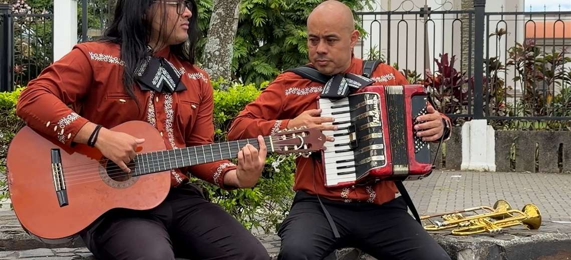 El padre que casi pierde la vista y encontró en sus hijos la música que lo mantiene de pie