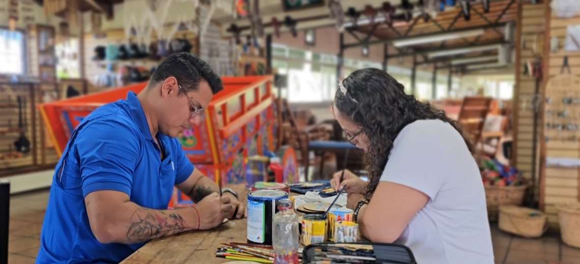 El secreto detrás del arte que hizo famoso a Sarchí: Johnny López lo aprendió de primera mano