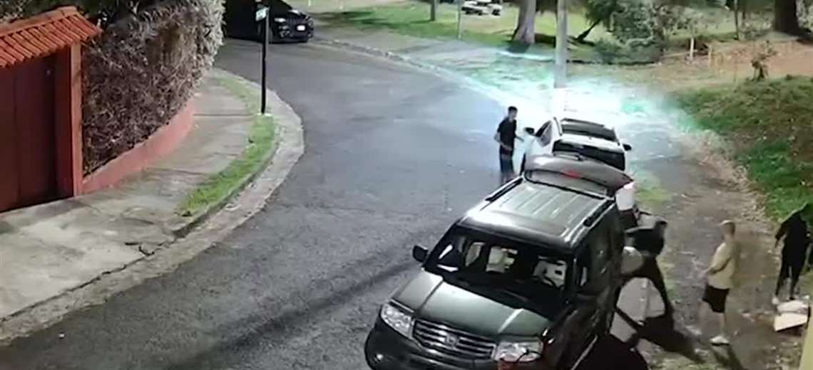 Cámara capta a sujetos tirando basura a parque en Pavas