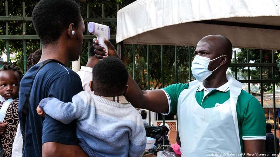 Uganda confirma tres nuevos casos de ébola en plena alerta por el virus