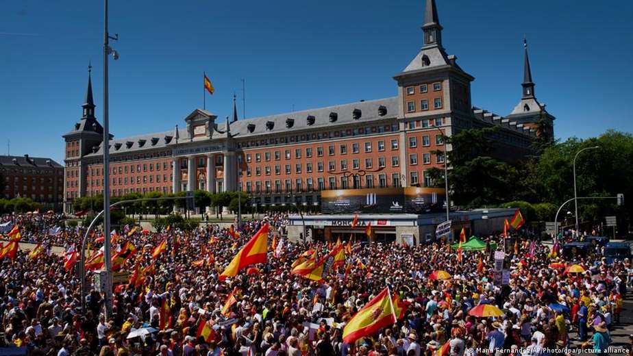 Decenas de miles de personas marchan en Madrid para pedir renuncia de Pedro Sánchez