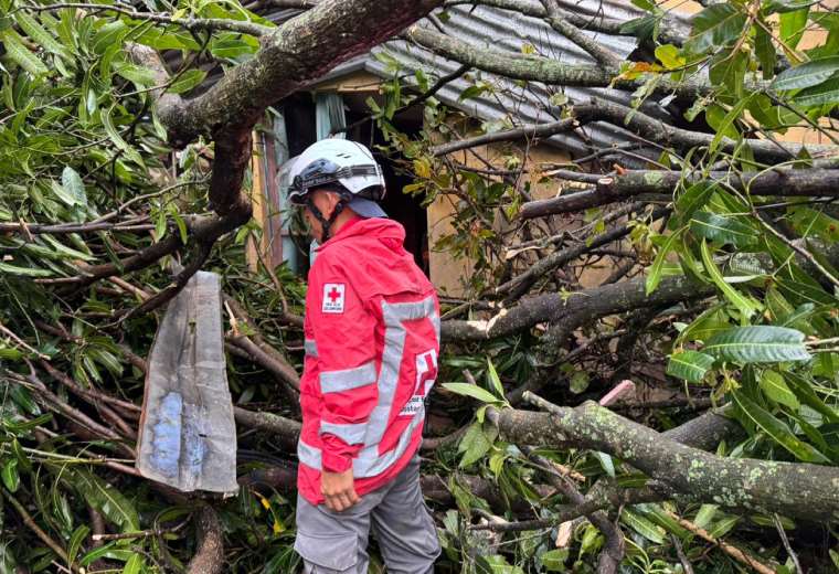 Cruz Roja rescata a mujer atrapada en su vivienda tras paso de torbellino