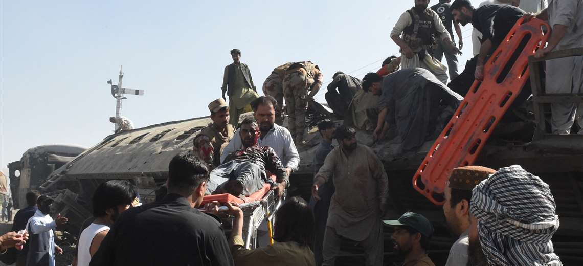 Más de 20 personas mueren en ataque con bomba contra tren en Pakistán