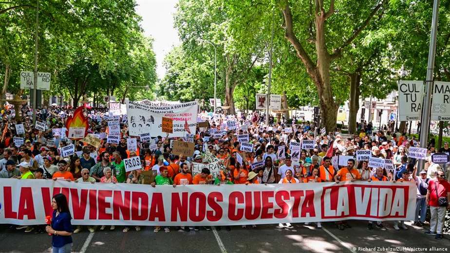 Miles de personas marchan en Madrid contra el alto precio de la vivienda
