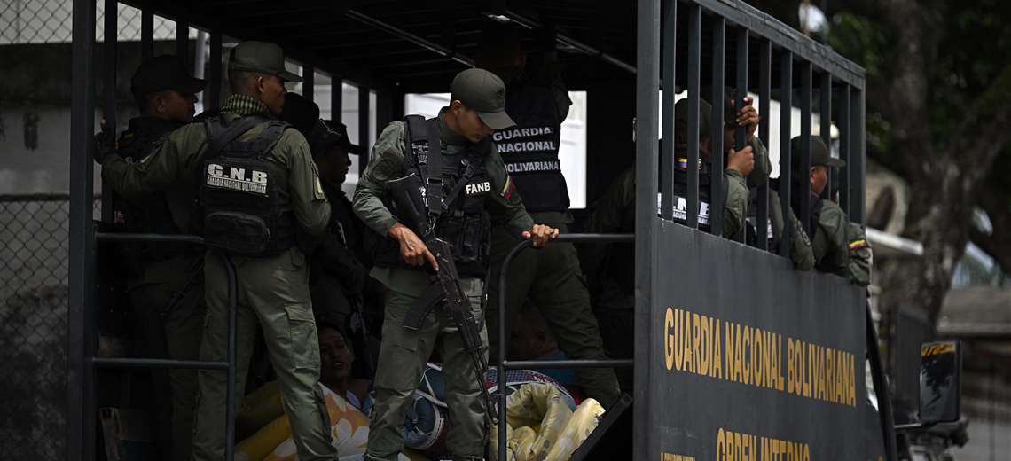 Entre la zozobra, familiares piden respuestas por reclusos que tomaron cárcel en Venezuela