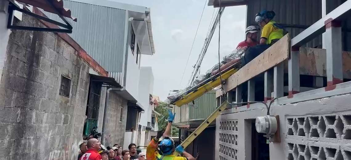 Video: Trasladan en condición crítica a hombre tras recibir descarga eléctrica en La Uruca