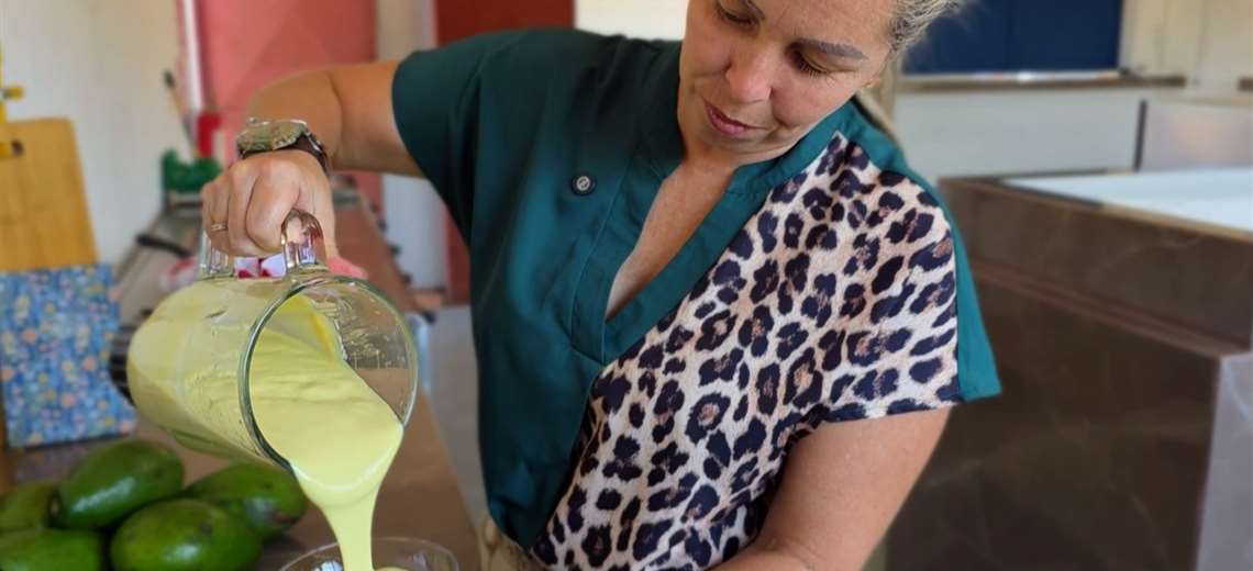 La mujer detrás del postre de aguacate que conquista a propios y extraños en Puntarenas