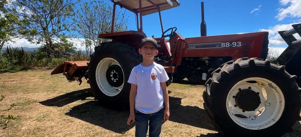 Felipe Solís tiene siete años y ya es el capataz más pequeño de una finca en Grecia