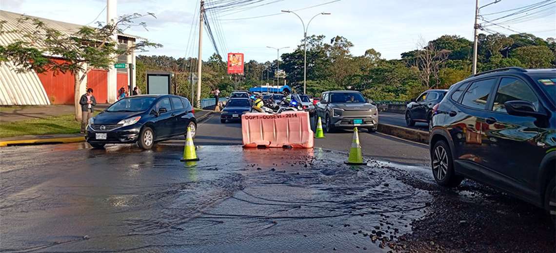 Fuga de agua provoca caos vial en salida de Heredia hacia La Uruca