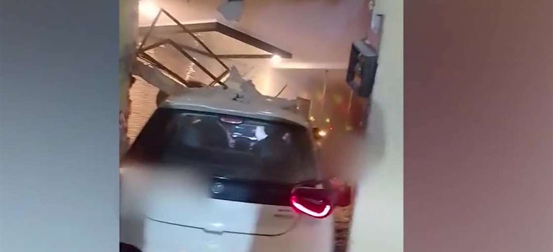 Tres personas estaban dentro de habitación de motel cuando carro se estrelló
