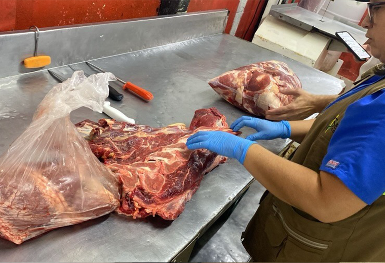 Autoridades decomisaron carne con boñiga en pleno centro de San José