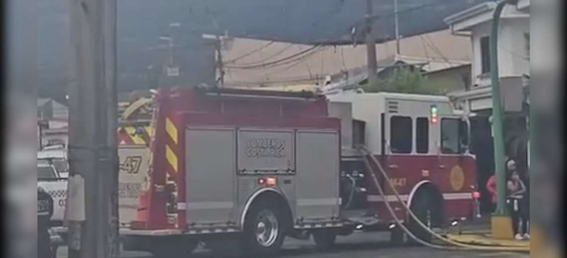 Video: Incendio en edificio puso a correr a bomberos en Heredia