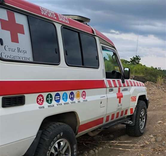 Cruz Roja busca a hombre arrastrado por cabeza de agua en río de Guápiles