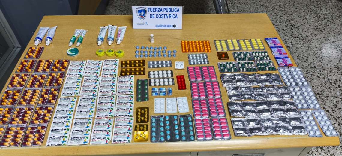 Dejan tirados más de mil medicamentos en pleno centro de San José