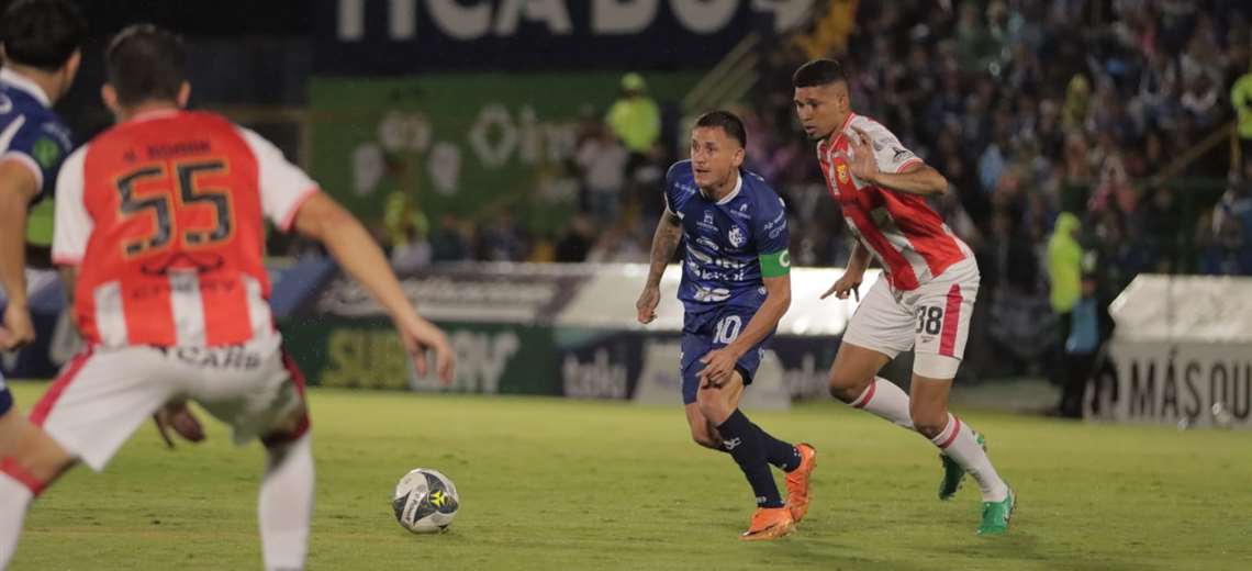 Herediano golpea primero en el Fello Meza y se marcha al descanso con ventaja