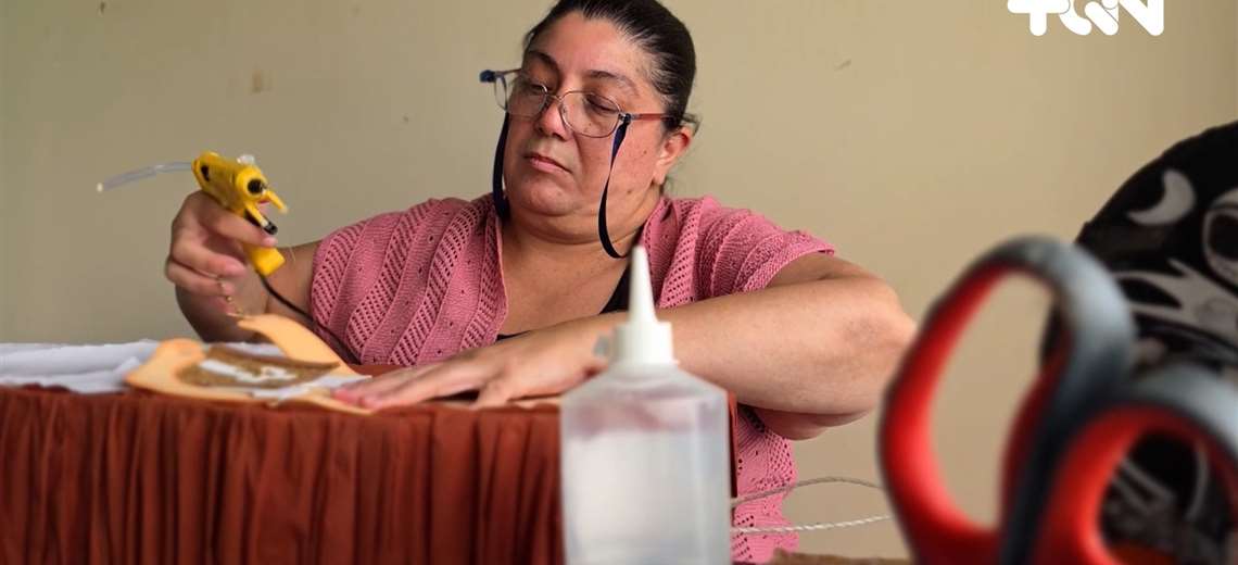 Las secuelas del COVID no apagaron la creatividad de esta mujer que hoy vende piñatas desde su hogar