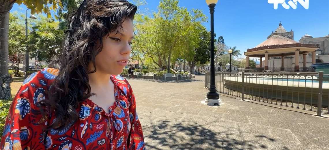 Nació prematura, creció con autismo y hoy hace llorar de emoción a su público