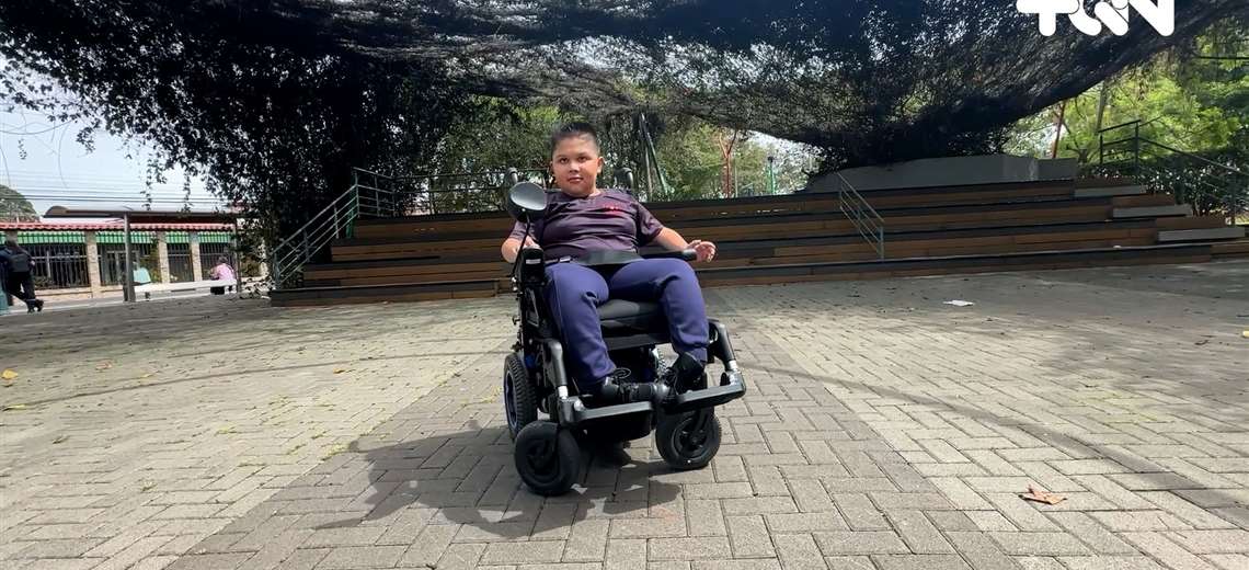 Un día, Dominick vio bailar a alguien en silla de ruedas y decidió que él también podía hacerlo