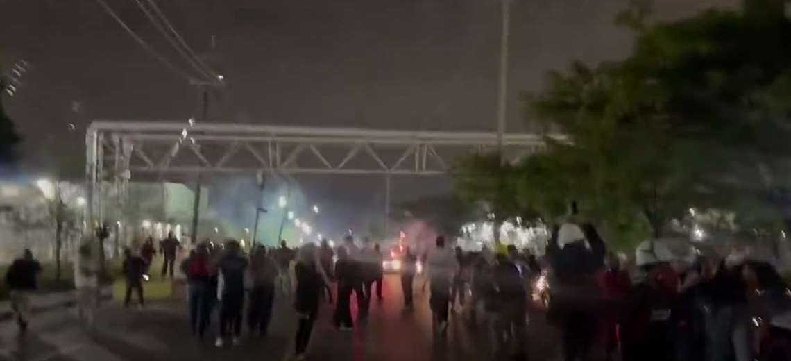 Violentos disturbios frente a centro migratorio en Nueva Jersey dejan tensión y arrestos