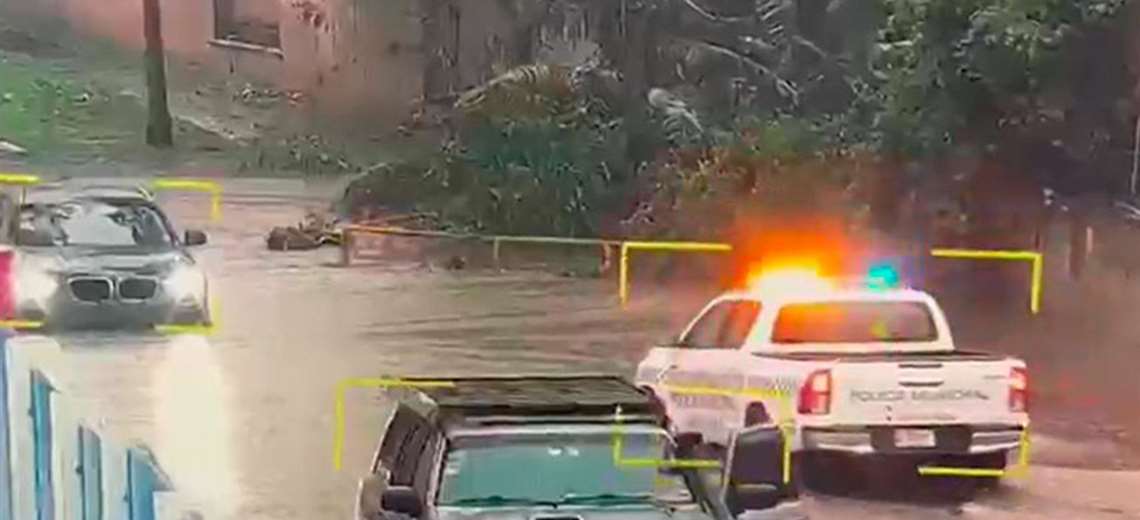 Video: Dos personas quedan atrapadas dentro de un carro por crecida de río