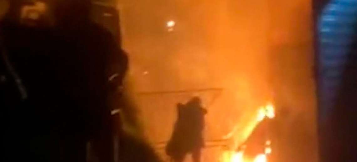 Hombre logra rescatar a su mascota en incendio que consumió cinco viviendas