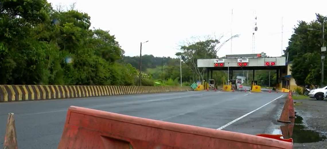 Caída de material obliga al cierre total de Ruta 32