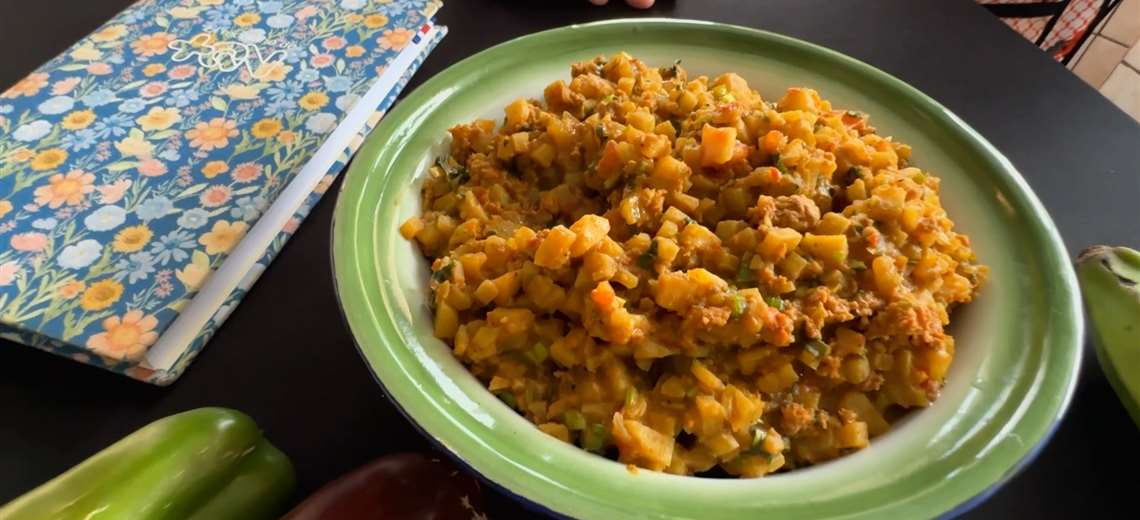 El picadillo de plátano verde con carne molida que una cocinera de Puriscal prepara como nadie más