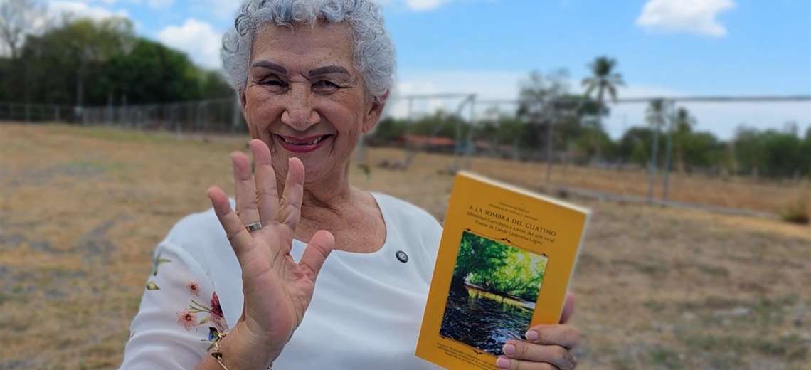 La poeta de Esparza que reunió a niños y vecinos en un libro y convirtió los versos en comunidad