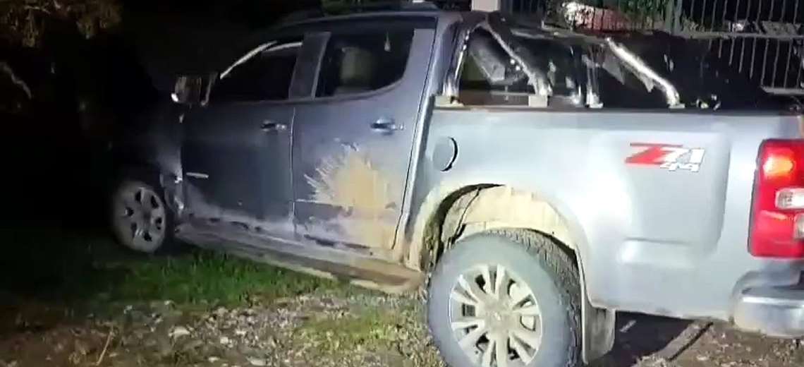 Delincuentes roban vehículo con su conductor dentro y lo tiran del carro en plena fuga