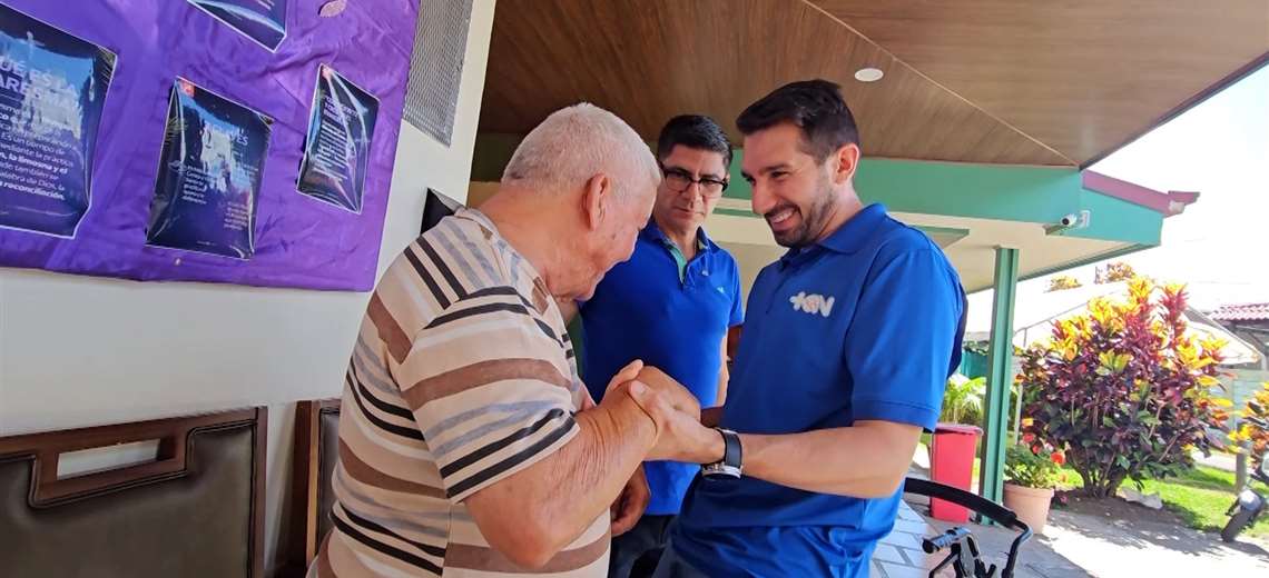 El oficio que Juank Zumbado nunca había intentado y que un hogar de ancianos en Grecia le enseñó