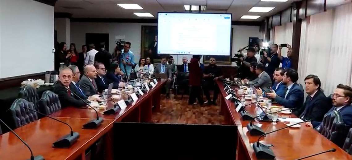 Las dos caras de la moneda: ¿Redistribuir el FEES o mantener el modelo actual?
