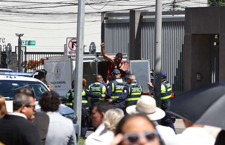 Detenido en las afueras del traspaso de poderes