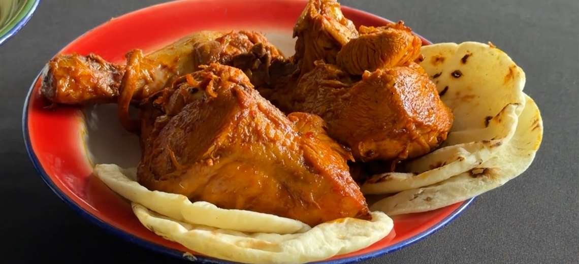 Este párroco de Puriscal financia la restauración de su templo cocinando pollo achiotado al fogón
