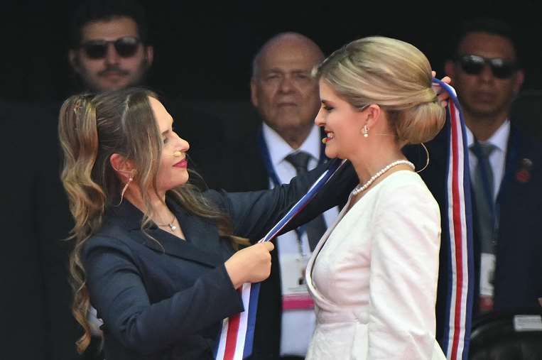 Presidenta del Congreso, Yara Jiménez y presidenta, Laura Fernández 