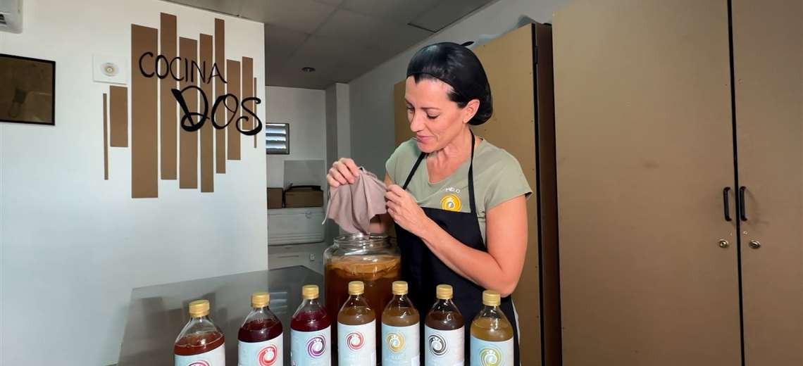 Melissa empezó a hacer kombucha en su cocina por necesidad y hoy no da abasto con los pedidos