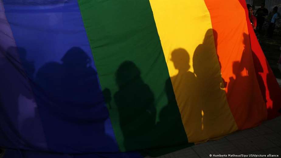 Venezuela investiga a policías que retuvieron a una treintena de hombres en local LGBTIQ+