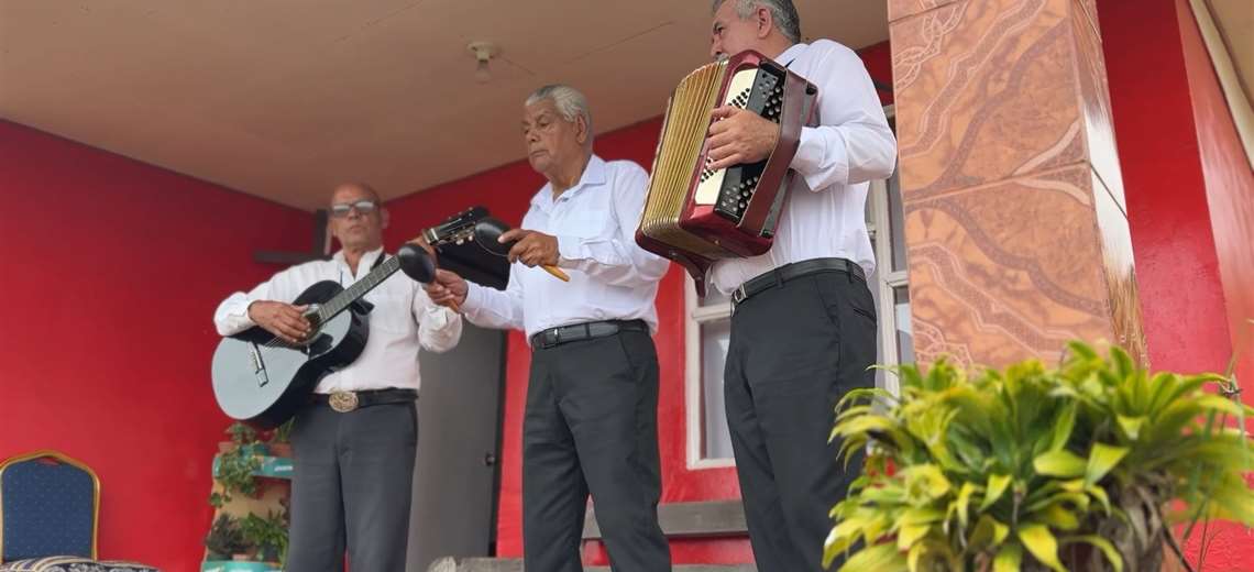 Entre montañas y canciones: trío de adultos lleva 