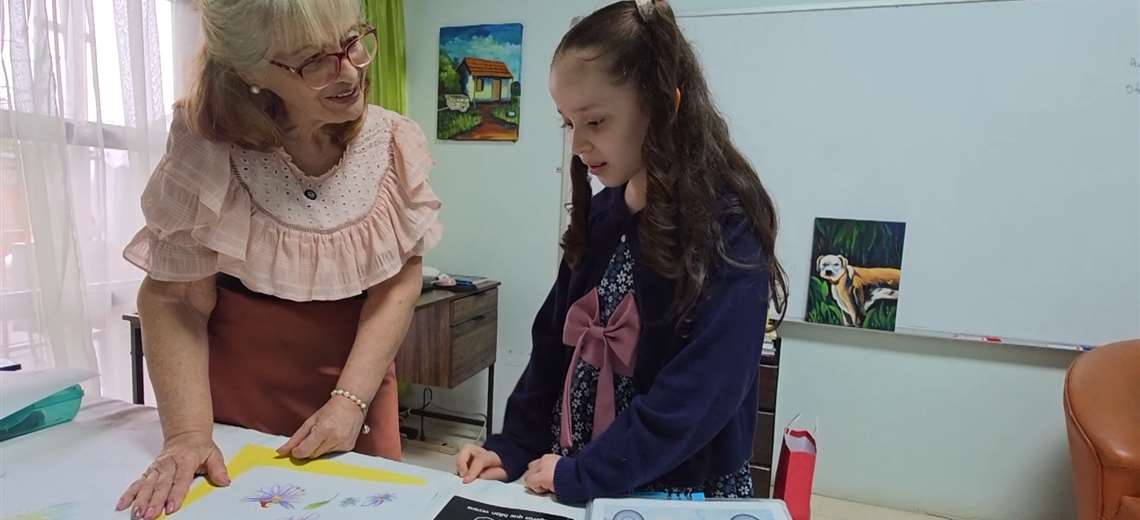Entre versos y generaciones: la pasión por la poesía une a u