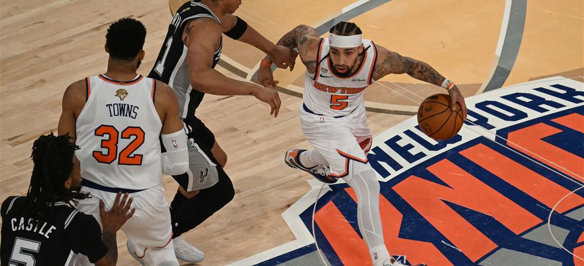 Knicks ganan a Spurs con una remontada histórica y