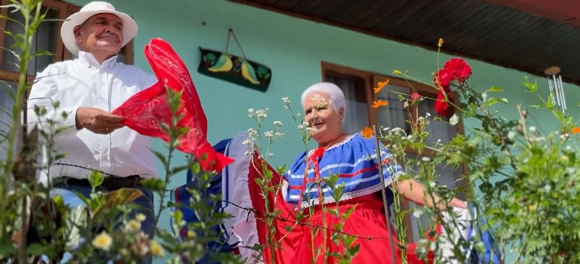 57 años de amor y miles de pasos juntos: don Jorge y doña Mayela alegran con baile típico
