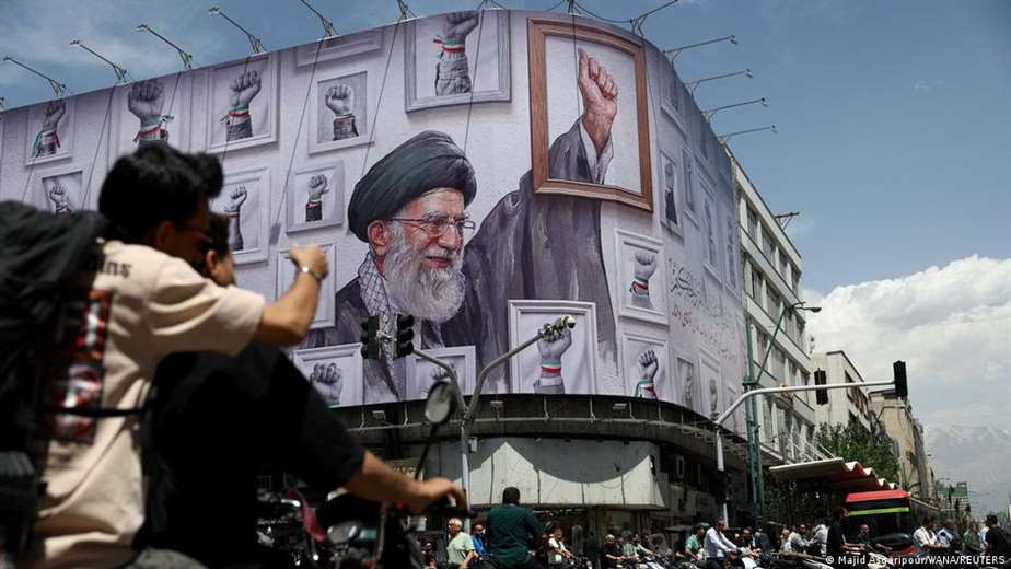 Irán planea funeral de tres días para difunto líder supremo