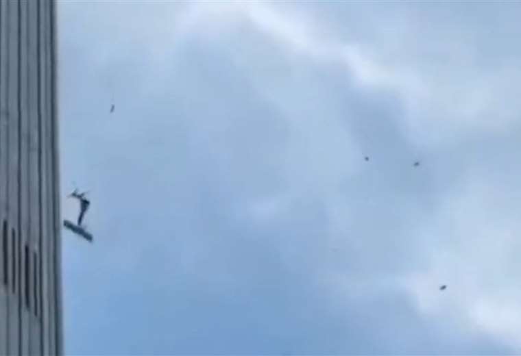Video: Avión ligero choca contra rascacielos de 528 metros en la capital china