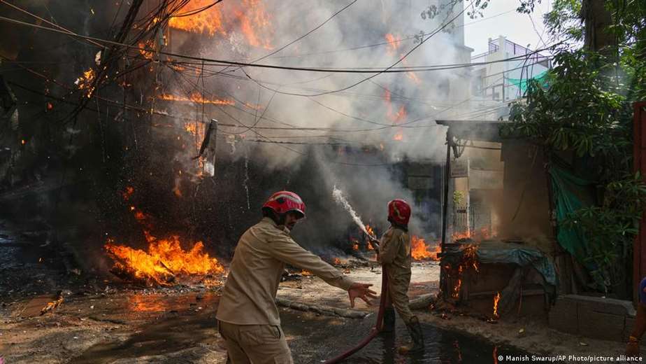 Al menos 21 muertos y 11 heridos en incendio en restaurante de Nueva Delhi