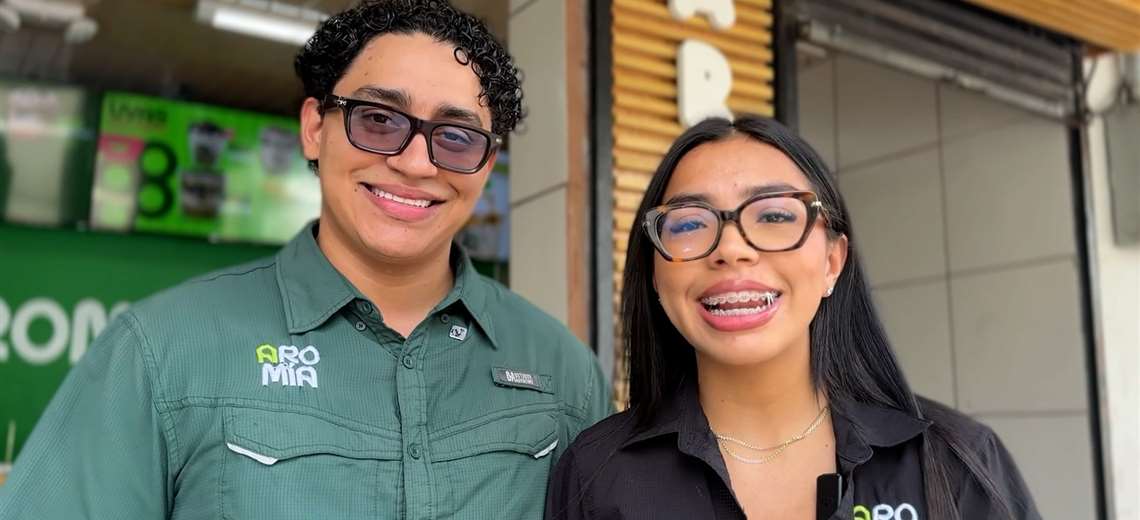 Con 21 años y una idea de TikTok, esta pareja montó tres negocios de fresas con crema